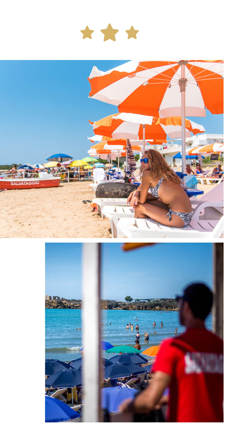 Spiaggia affollata con ombrelloni colorati e bagnino.